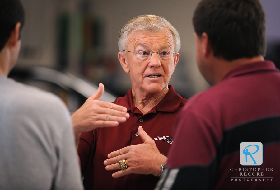 Gibbs talks with members of one of his race teams