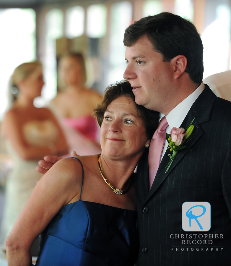 Kelly's mom Margot and her brother Lawrence hug right before the ceremony