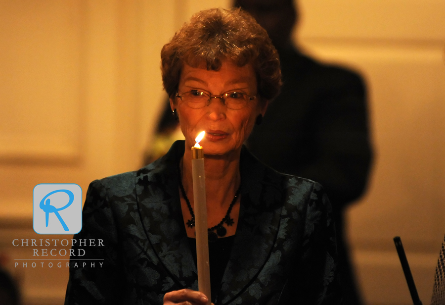 Barbara's mother enters the church