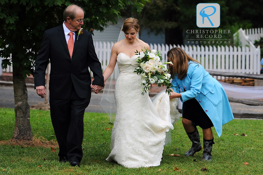 The bride and her father arrive