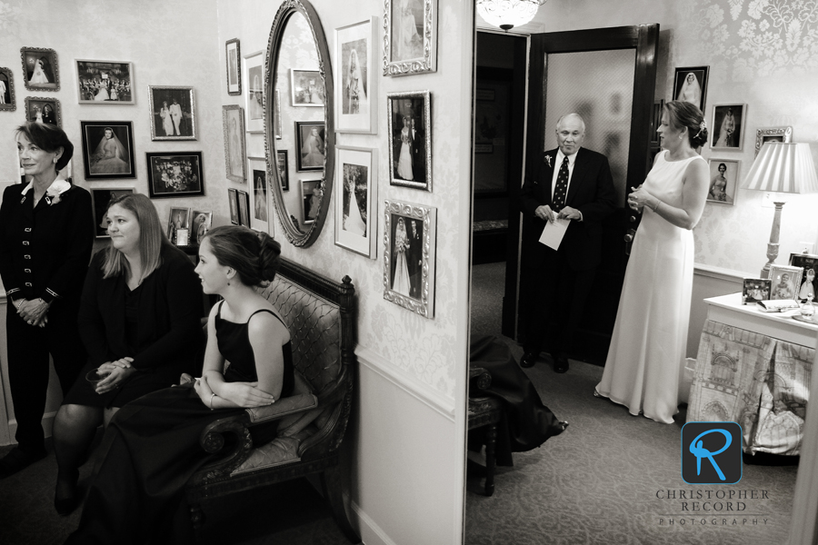 Gretchen waits with her father, stepmother, sister and daughter before the wedding at First Presbyterian Church