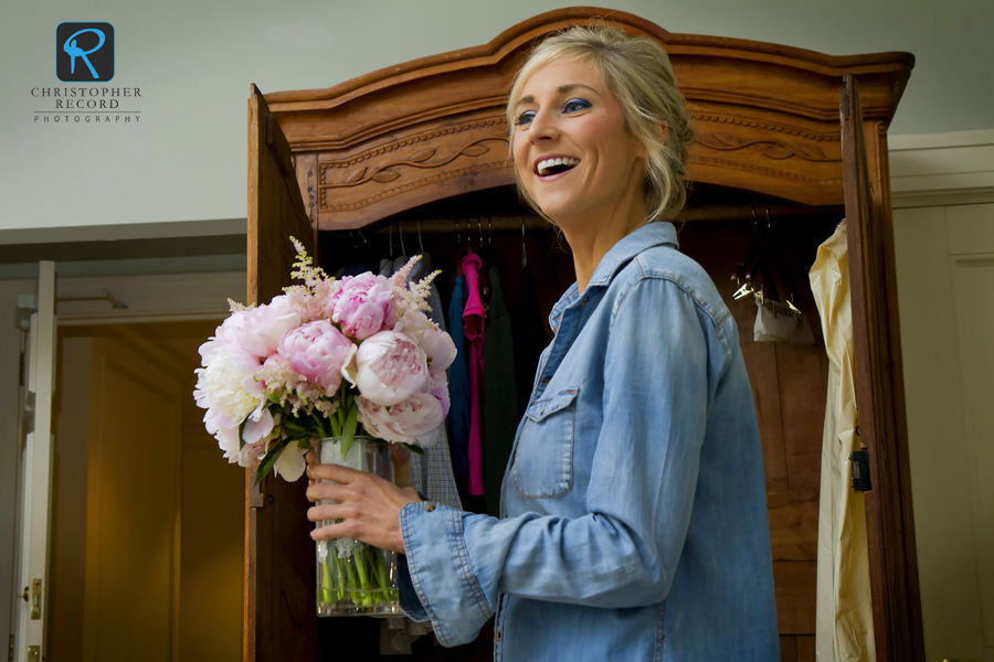 Austin checks her bouquet