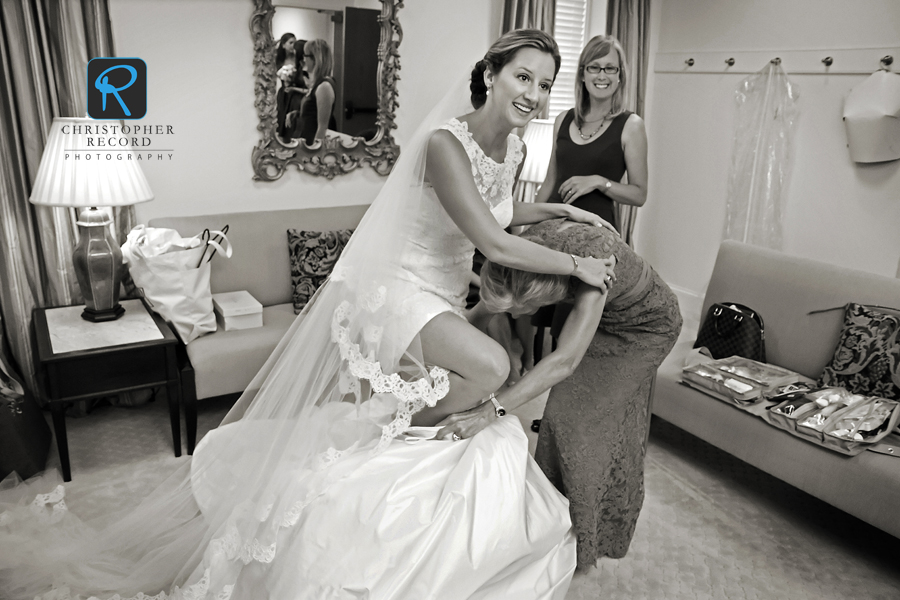 Everyone needs someone to lean on, and Laura was there as Betsy got her dress on as planner Dina Berg Blazek kept on eye on the proceedings